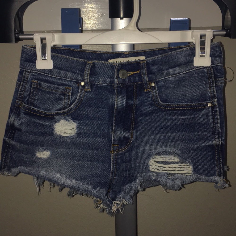 Bullhead high rise medium wash jean shorts.